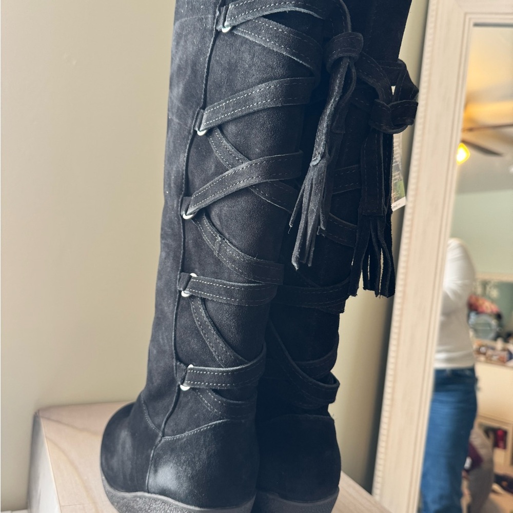 BearPaw Women's Elegant Black Suede Lace-Up Boots - Picture 4 of 8